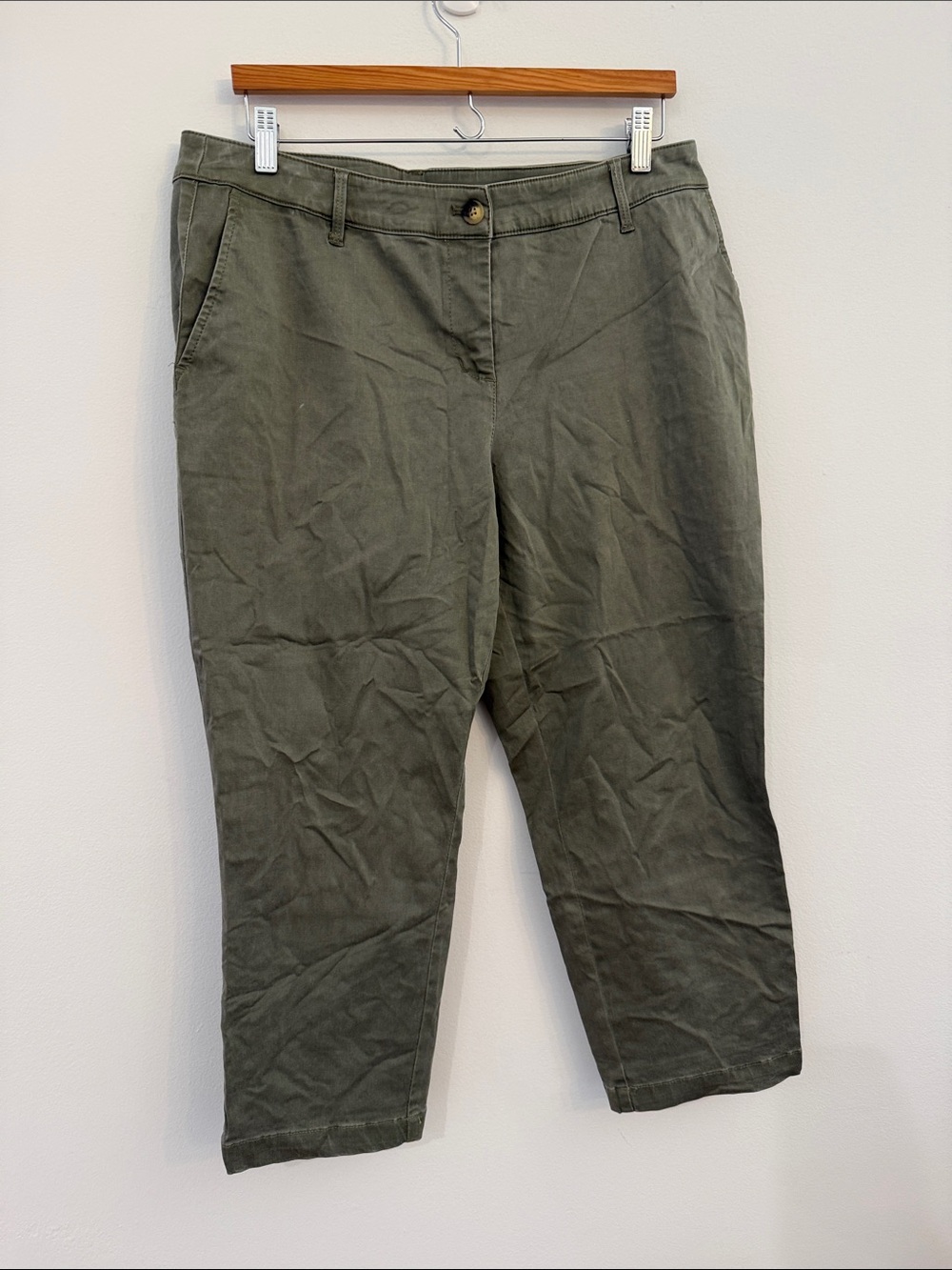 Tommy Bahama Olive Green Cropped Pants with Floral Pocket Accents
